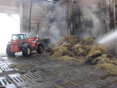 Požár seníku likvidovalo pět jednotek hasičů (Foto: www.hzszlk.eu)