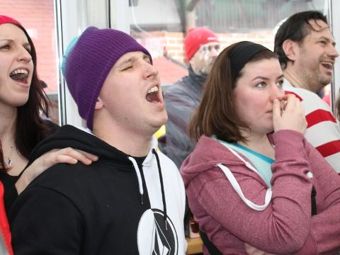 Jan Pančocha (bratr olympioničky) a další fanoušci Šárky (Foto: Zlin.cz)