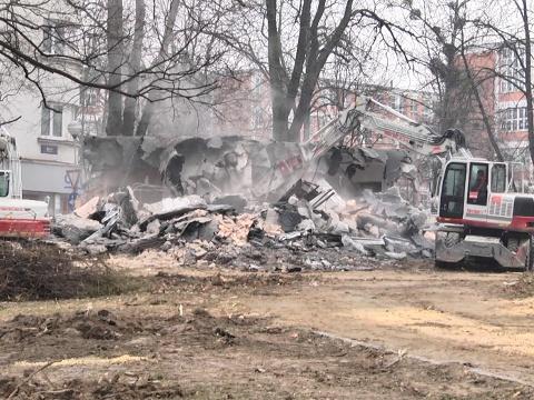 zbourání předprodejního místa ve Školní ulici (Foto: Zlin.cz)