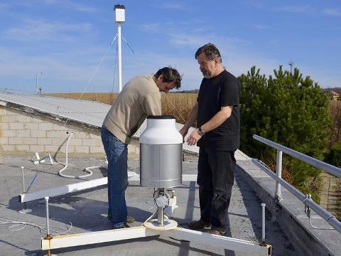instalace meteorologické stanice (Foto: MěÚ Uherský Brod)