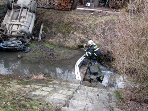 Vozidlo se převrátilo do koryta potoku (Foto: www.hzszlk.eu)