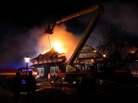 Na místě požáru zasahuje 12 jednotek hasičů (Foto: www.hzszlk.eu)