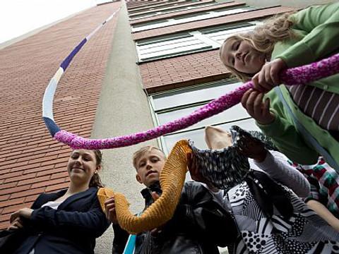 Obří šála na mrakodrapu (Foto: www.kr-zlinsky.cz)