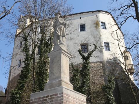 Hrad Malenovice se sochou sv. Vendelína (Foto: MJVM)