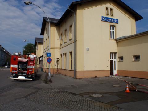 Prasklé potrubí vyplavilo sklep pod kroměřížským nádražím (Foto: www.hzszlk.eu)