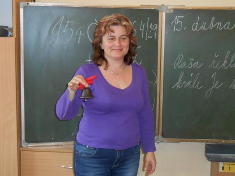 Paní učitelka Irena Košárková právě zvoní (Foto: Zlin.cz)