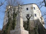 Hrad Malenovice se sochou Svatého Vendelína (Foto: MJVM)