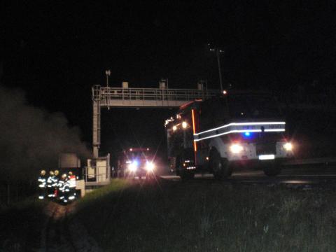 Napájení mýtné brány zničil požár (Foto: www.hzszlk.eu)