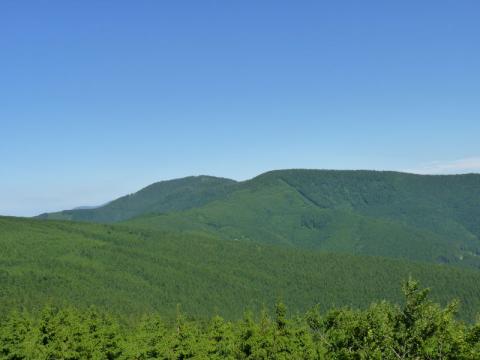 Kněhyně (vlevo) a Čertův mlýn (z Pusteven) (Foto: Wikimedia - Podzemnik)