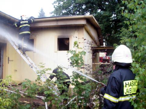 Požár ničil také objekt ve Valašském Meziříčí (Foto: www.hzszlk.eu)