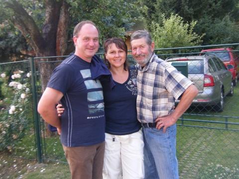 Mario Gerlach (vlevo) s ženou Hanou a sousedem (Foto: rodinný archiv)