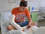 pacient R. Tlašek otestoval wifi připojení (Foto: Vsetínská nemocnice)