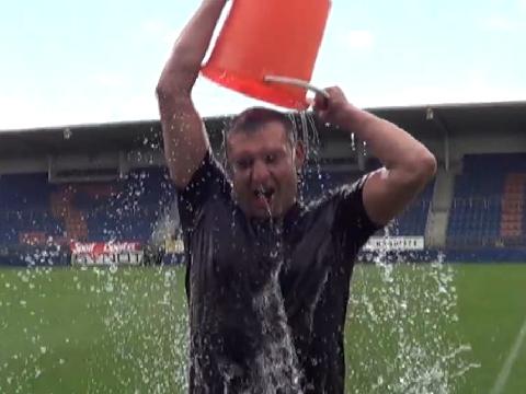 Habanec výzvu přijal a ledovou kúru absolvoval (Foto: Facebook 1.FC Slovácko)