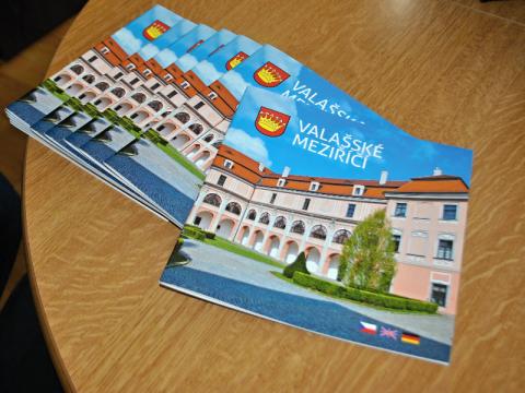 Nová brožura (Foto: MÚ Valašské Meziříčí)