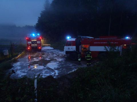 Lokalizace požáru zabrala téměř hodinu (Foto: www.hzszlk.eu)