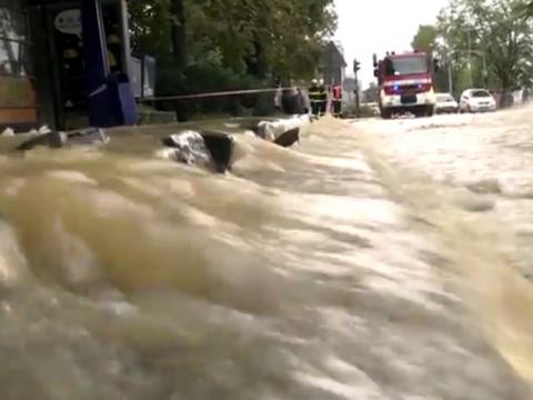 Praskl vodovodní řad (Foto: Zlin.cz) Praskl vodovodní řad (Foto: Zlin.cz)
