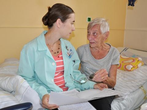 jedna ze soc. pracovnic K. Bajgarová (Foto: Uherskohradišťská nemocnice)