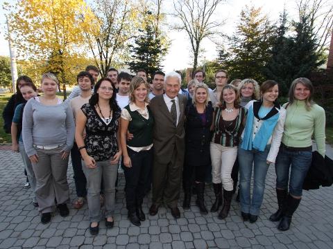 T. Baťa Jr. v kruhu studentů zlínské univerzity, říjen 2007 (Foto: archiv UTB)