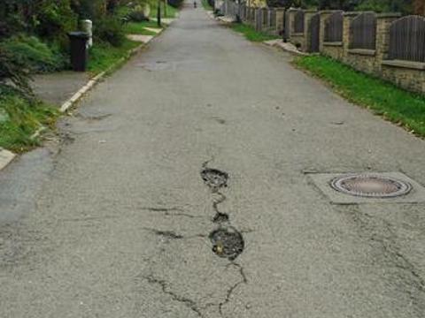 rozbitá silnice ve Valašském Meziříčí (Foto: MěÚ Valašské Meziříčí)