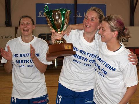 uprostřed Lenka Fleková, vpravo její sestra Eva Romanová (Foto: www.hcveseli.com)