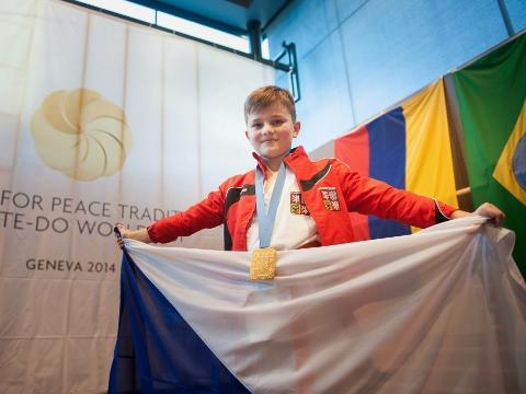 Mikuláš Přecechtěl na stupni vítězů  (Foto: Akademie karate Zlín)