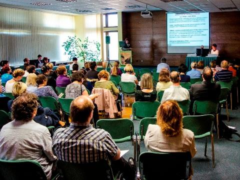 Účastníci mikrobiologických dnů sledují přednášky (Foto: Agentura B/P/P)