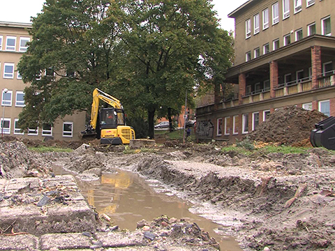 Rekonstrukce před poliklinikou  (Foto: Televize Zlín)