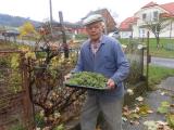 Bohumil Slovák s úrodou (Foto: Zlin.cz) Bohumil Slovák s úrodou (Foto: Zlin.cz)