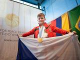 Mikuláš Přecechtěl na stupni vítězů  (Foto: Akademie karate Zlín)
