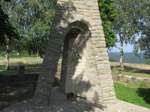 Památník obětem 2. sv. války (Foto: Obec Březnice)