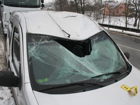 Z kamionu spadl kus ledu (Foto: Zlin.cz)