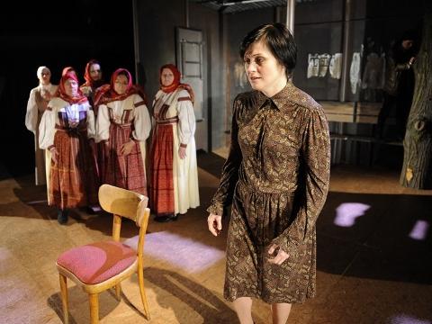 Hana Briešťanská v roli Dory Idesové (Foto: Městské divadlo Zlín)