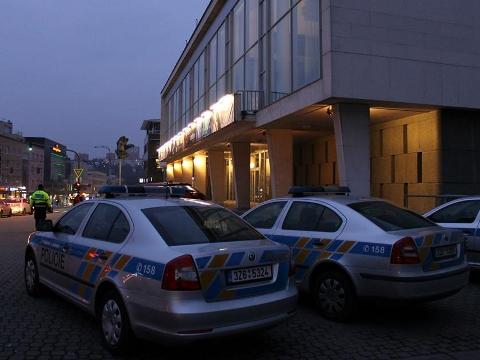 Policie hlídkuje před budovou (Foto: Zlin.cz)
