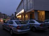 Policie hlídkuje před budovou (Foto: Zlin.cz)