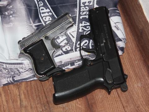 při domovních prohlídkách se našly i dvě plynové pistole (Foto: Policie ČR)
