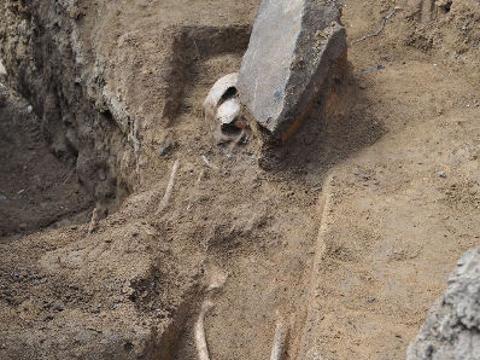 Ukázka nálezů kostrových hrobů tzv. „vampýrů“ (Foto: Slovácké muzeum)