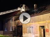 Požár připravil majitele o střechu nad hlavou (Foto: www.hzszlk.eu)