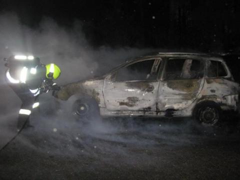 Rekreantům shořelo auto před příjezdem do penzionu (Foto: www.hzszlk.eu)