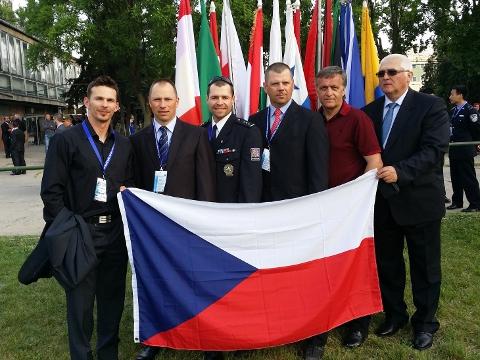 čtvrtý zleva Zbyněk Kovář (Foto: Policie ČR)