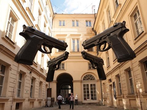 Výstava Jesus & Guns (Foto: MěÚ Valašské Meziříčí)