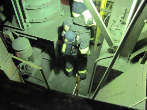 Žhnoucí písek museli hasiči rozhrabat a ochladit (Foto: www.hzszlk.eu)