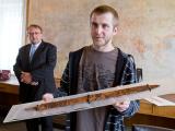 Ladislav Kryštof a nálezce meče Miroslav Brázdil (Foto: Ludvík Valouch)