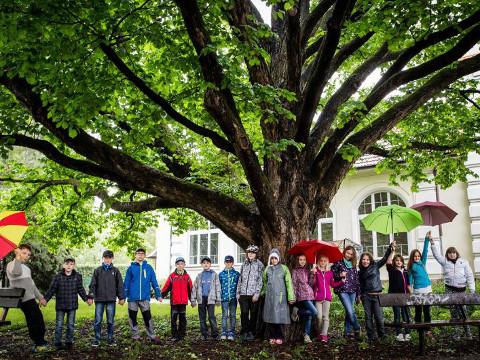 Děti před lískou v Holešově (Foto: www.holesov.cz)