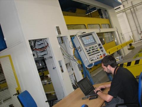 Seřízení obřího lisu o kapacitě 1 250 tun (Foto: Josef Beneš)