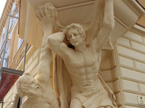 Sousoší domu U Obrů (Foto: www.mesto-uh.cz)