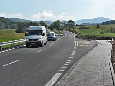 Rekonstruovaná silnice II/495 mezi Jestřabím a Rokytnicí (Foto: V. Cekota)
