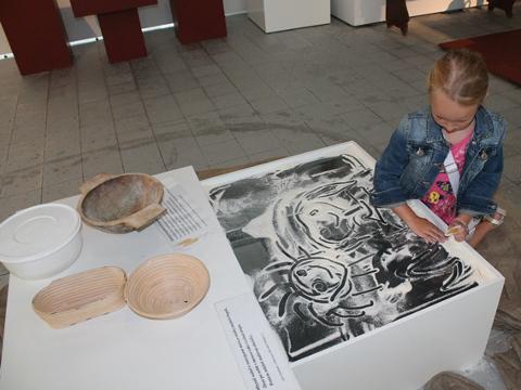 Děti a chléb (Foto: 14|15 Baťův institut, příspěvková organizace)
