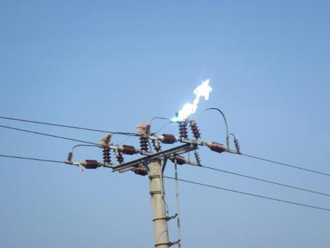 Požár na elektrickém vedení (Foto: HZS Zlínského kraje)