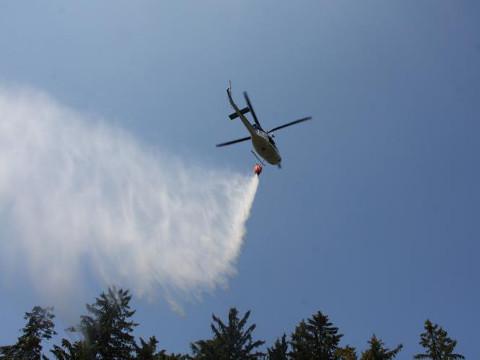Požár pomáhal hasit i vrtulník (Foto: HZS Zlínského kraje)