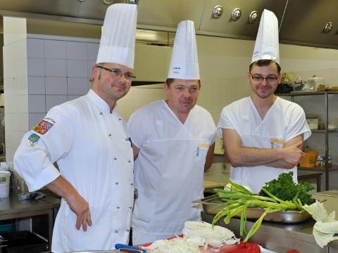 vlevo šéfkuchař Jiří Král (Foto: Uherskohradišťská nemocnice)